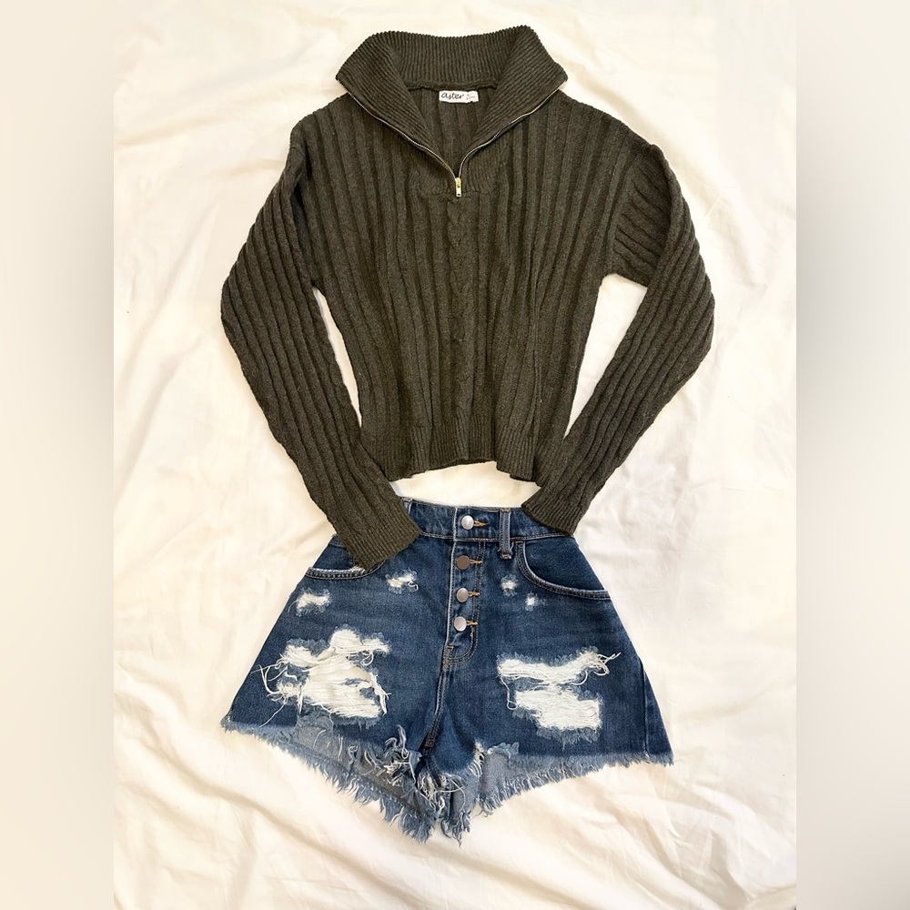 NWOT NEVER USED Dark Grey Quarter Zip Long Sleeve Sweater Size Small